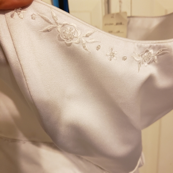 **Resale** NWT wedding gown - Picture 3 of 4